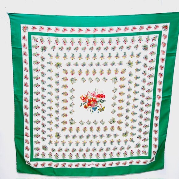 Vgt GUCCI Flora !00% Silk Scarf  34"x34"  White Green Red Floral Logo Print (45 - Picture 9 of 10